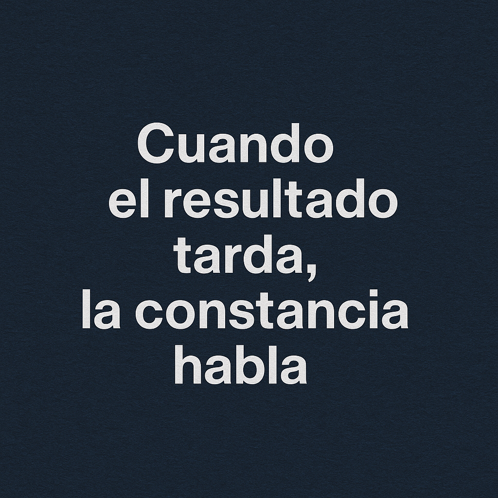 Imagen con fondo azul oscuro texturizado y la frase en blanco al centro: "Cuando el resultado tarda, la constancia habla", escrita en tipografía sans serif moderna y minimalista.